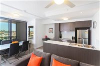 Keeping Cool on Connor - Executive 2BR Fortitude Valley apartment with pool and views - Accommodation Airlie Beach