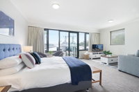 King size studio with water view walk to the city - Mount Gambier Accommodation