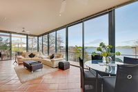 Kylakin - Derwent River Waterfront Views Tennis Court Foxtel - Accommodation Noosa