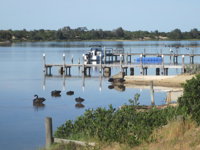 Lakes Waterfront Motel and Cottages with King Beds - Melbourne Tourism