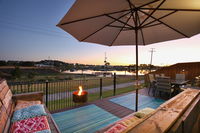 Lakeside Deck House - Accommodation Newcastle