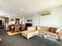 Large 3 Bedroom Apartment with River Views near the Stadium - Accommodation Main Beach