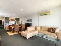 Large 3 Bedroom Apartment with River Views near the Stadium - Accommodation Melbourne