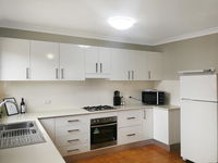 Large 5-Bedroom House with Wifi  Netflix Close to Taronga Western Plains Zoo - Accommodation Noosa