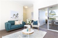 Light bright and spacious unit close to beaches - Schoolies Week Accommodation