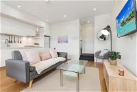 Light-Filled Beachside Apartment in Trendy Area - Accommodation Australia