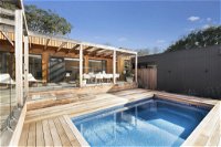 Luxe on Lydgate Family retreat with pool WiFi Foxtel walk to beach