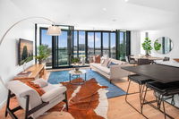 Luxury 3-Bed Apartment Near Valley Shops and Bars - Accommodation Airlie Beach