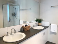 Luxury 4BR Home with KING Bed Lakes Entrance - Bundaberg Accommodation