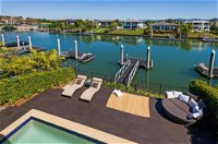 Luxury suite  private living room on waterfront in Hope Island - Lennox Head Accommodation