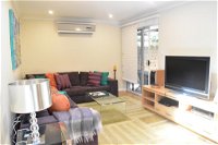 Modern 2 Bedroom Unit Close to CBD - Australia Accommodation