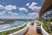 Modern Apartment in South Brisbane Infinity Pool