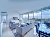 Modern Contemporary Southport Apartment - Accommodation Airlie Beach