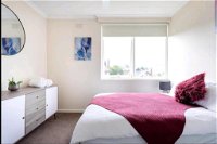Modern St Kilda East Apartment - Free parking - Kempsey Accommodation