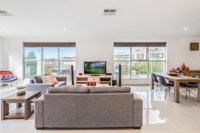 Modern Unit With Balconies Near Melbourne Airport - Accommodation Perth