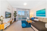 Near Airport  Train Station Stylish Two-Story Apartment - Surfers Gold Coast