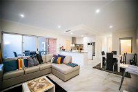 VIP Stays - Villa De Burswood Luxury 3BR Suite w/ King Bed FREE WIFI - Lennox Head Accommodation