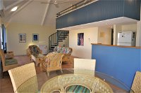 Osprey Holiday Village Unit 102 - Relax and unwind in the large spa bath - Accommodation Gold Coast