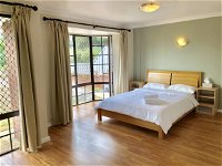 Charming quiet Lodge-2 minutes walk to Shopping Complex - Inverell Accommodation