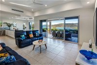 New La Bella Waters 1 Wide Reaching Ocean Views And Buggy - Accommodation Noosa