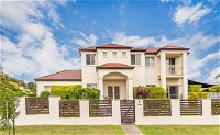 Nice home in the Regatta waters estate close to theme parks - Accommodation Australia