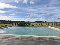 Noble Willow Estate Lovedale. Super Spacious with views and pool - Accommodation Adelaide