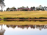 Noble Willow Studio Lovedale. Spacious with views and pool - Holiday Great Ocean Road