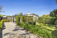 North Haven lovely coastal beach house private garden walk to beach and village - Whitsundays Accommodation