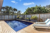 Ocean Luxe Retreat Luxury House with pool tennis court fireplace walk to beach - Accommodation Gladstone