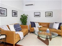 Ocean Mist Cottage - across from pet friendly beach - Newcastle Accommodation