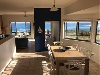 Ocean Views' 4 Ocean Street - air conditioned luxury with beautiful ocean views - Accommodation Airlie Beach