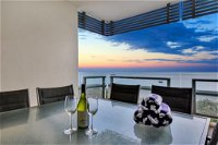 Oceana Darwin Central Oceanfront 3 bedroom 2 Lounge Room Pool Gym Tennis Court Sleeps 9 - Accommodation Port Hedland