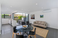 Oxford Steps - Executive 2BR Bulimba Apartment Across from the Park on Oxford St - Kempsey Accommodation