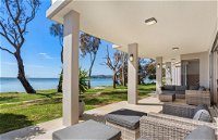 Paradise Beach House - Waterfront with Heated Pool - Accommodation Mount Tamborine
