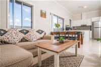 PEACEFUL 2Kingbed RootyHill Townhouse near Station