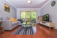 Rustic Hardwood 2 Bedroom Apartment in Randwick - Accommodation Airlie Beach