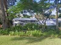 Sapphire Beach Pet Friendly Beach 5 minute walk - Whitsundays Accommodation