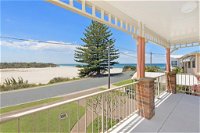 SEASCAPE - An Enticing Lakeside Escape - Accommodation Airlie Beach