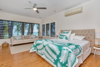 Seascape Luxury Beachfront House - Accommodation Brisbane