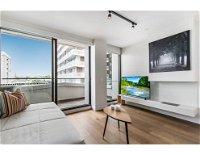 Shop Til You Drop At Sleek Unit In Hip Area - Accommodation in Surfers Paradise