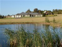 Silver Springs Estate 4br house  6br house with Wifi Pool. Fireplace Views Olives and Space - Maitland Accommodation
