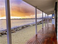 Smart Beach House  Pelican Point - Accommodation Nelson Bay