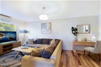 Spacious Renovated Apartment In Quiet Area - Accommodation in Brisbane