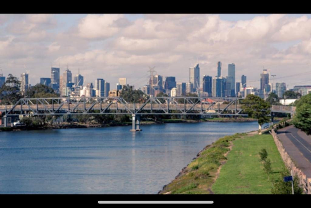 Spectacular River Views In Fabulous Footscray. - thumb 0