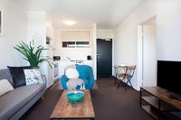 Sprawling City Views and Balcony in Cosy Apartment - Sydney Tourism