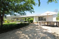 Spring Grove Dairy - Picturesque views - Newcastle Accommodation