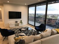StayCentral Essendon Escape Sub-penthouse - Accommodation Airlie Beach