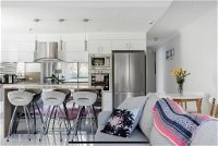 Stunning Burleigh Beach Apartment - Accommodation NSW