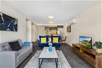 Stylish 2-Bed Apartment with Parking in Hip Area