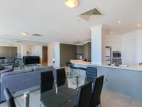 Stylish 3 Bedroom Apartment In Goldcoast - Palm Beach Accommodation